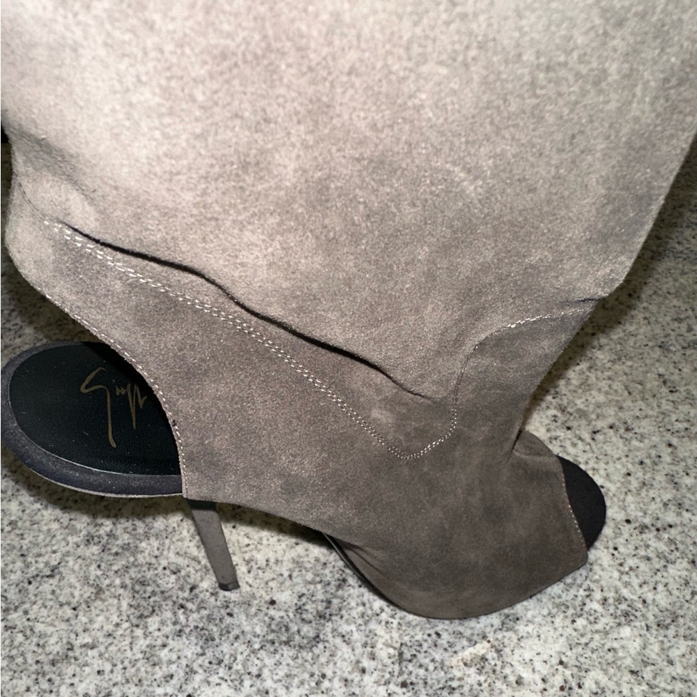 Giuseppe Zanotti Alien Gray Suede Peep-Toe  Booties with Gold Zipper size 41 - Picture 10 of 13